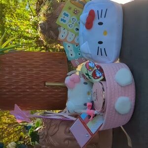 NWT 🩷 SANRIO GIFT BASKET🩷 13 pc bundle 🎀 HELLO KITTY 🎀 🧁so sweet!🧁 $80 R!